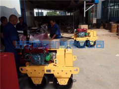 一批小型壓路機(jī)正在包裝，即將發(fā)出！