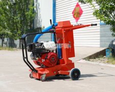 熟練操作小型瀝青路面開槽機，不是夢